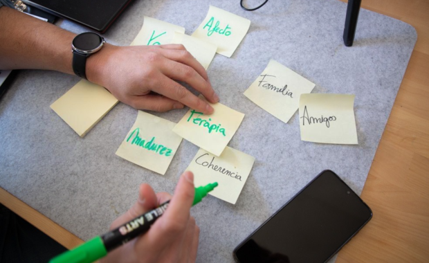 escrbint post-it's en una taula d'oficina. Etiquetant