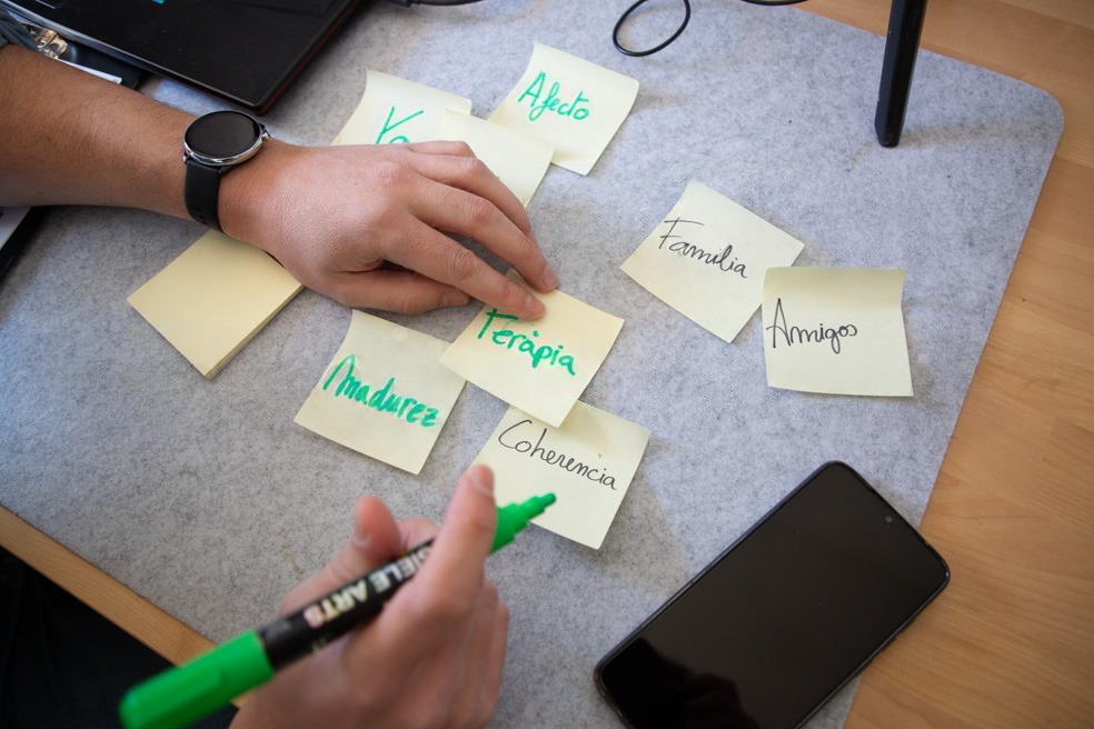 escrbint post-it's en una taula d'oficina. Etiquetant