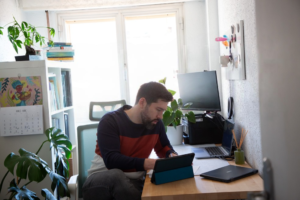 El psicòleg Esteve Planadecursach està treballant davant de diferents pantalles: ordinador, tablet, portatil