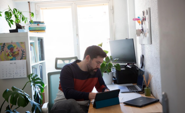 El psicòleg Esteve Planadecursach està treballant davant de diferents pantalles: ordinador, tablet, portatil