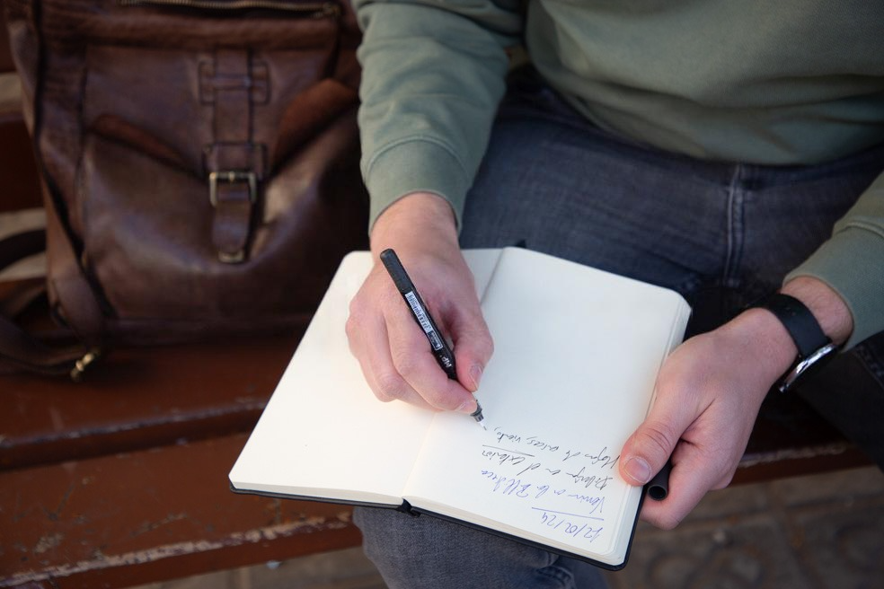 Notes en paper assegut en un banc, autoconeixement i reflexió personal