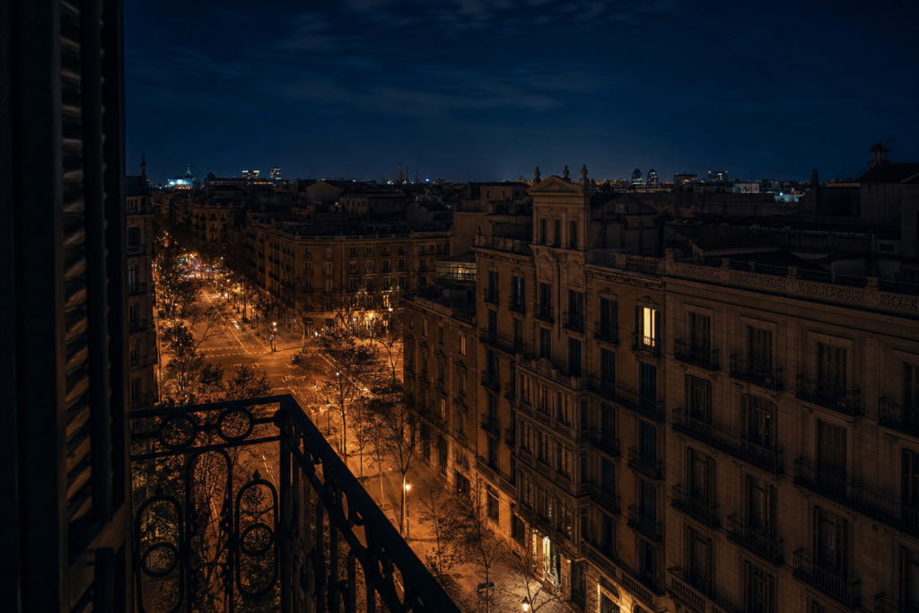 Vista nocturna de l'Eixample de Barcelona des d'una finestra amb un sol llum encès: la solitud de la inquietud nocturna