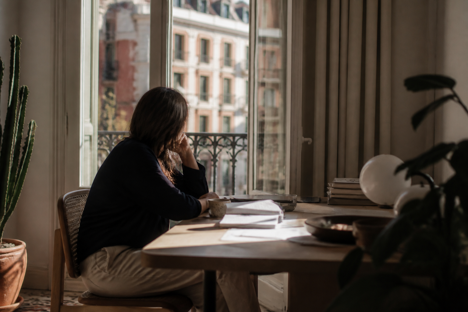crisi professional: persona mirant per la finestra, contemplativa