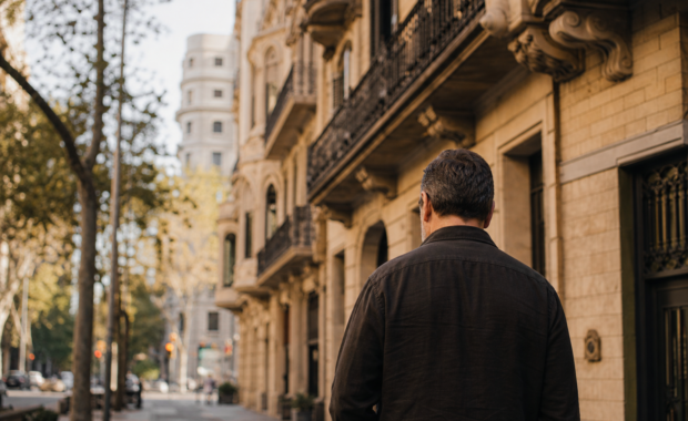 Home madur camant pel carrer a Barcelona al capvespre, metafora de maduresa emocional
